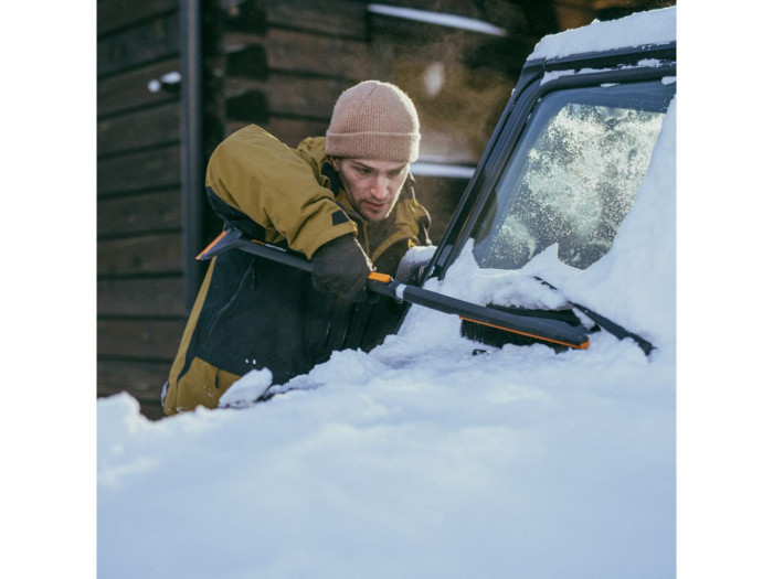 Щетка для снега 85-113см телескоп. со скребком X-series FISKARS