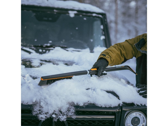 Щетка для снега 85-113см телескоп. со скребком X-series FISKARS