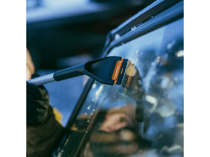 Щетка для снега 85-113см телескоп. со скребком X-series FISKARS