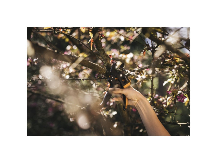 Секатор контактный FISKARS PowerStep с храповым механизмом (111670)