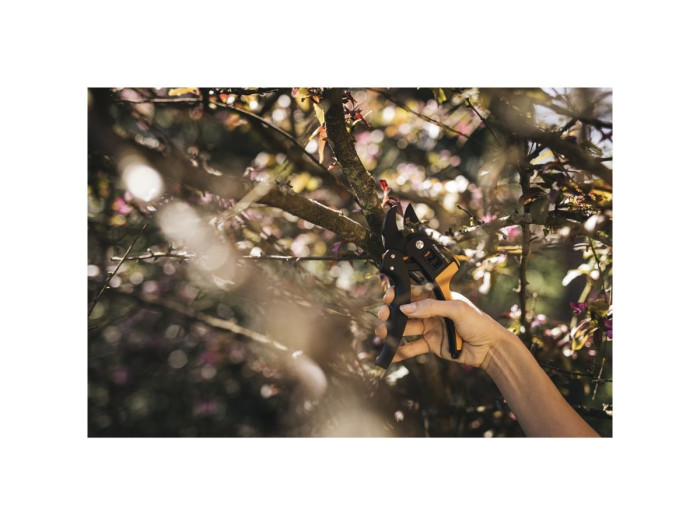 Секатор контактный FISKARS PowerStep с храповым механизмом (111670)