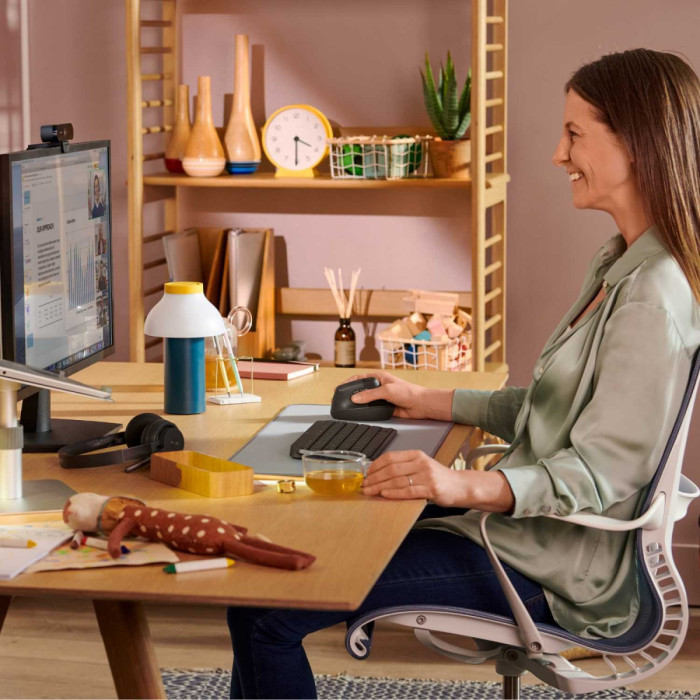 Мышь беспроводная Logitech LIFT GRAPHITE (400-4000 dpi, Bluetooth, USB-ресивер Logi Bolt®, 4 настраиваемые кнопки)