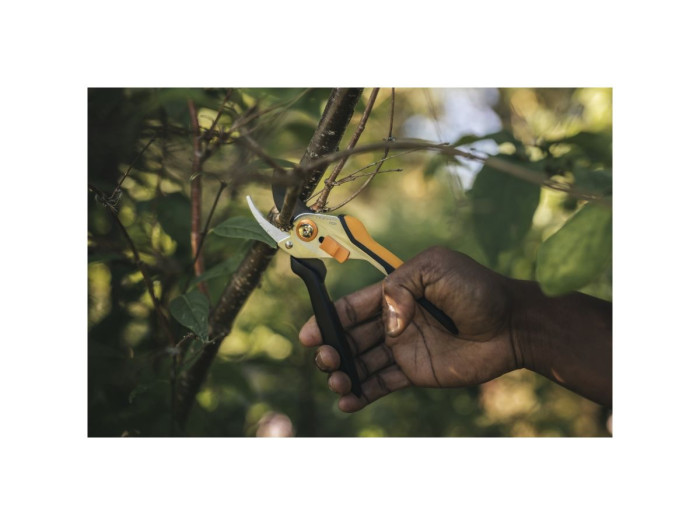 Секатор плоскостной металлический FISKARS Solid  P331