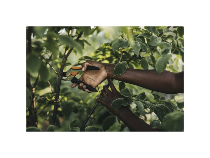 Секатор плоскостной металлический FISKARS Solid  P331