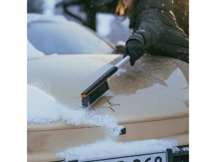 Щетка для снега 76см со скребком Plus FISKARS