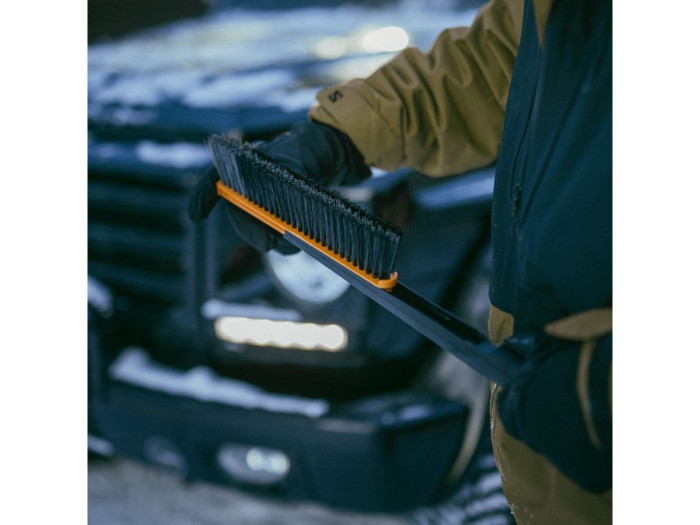 Щетка для снега 76см со скребком Plus FISKARS