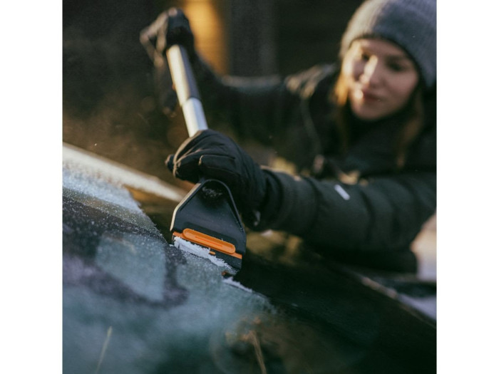 Щетка для снега 76см со скребком Plus FISKARS