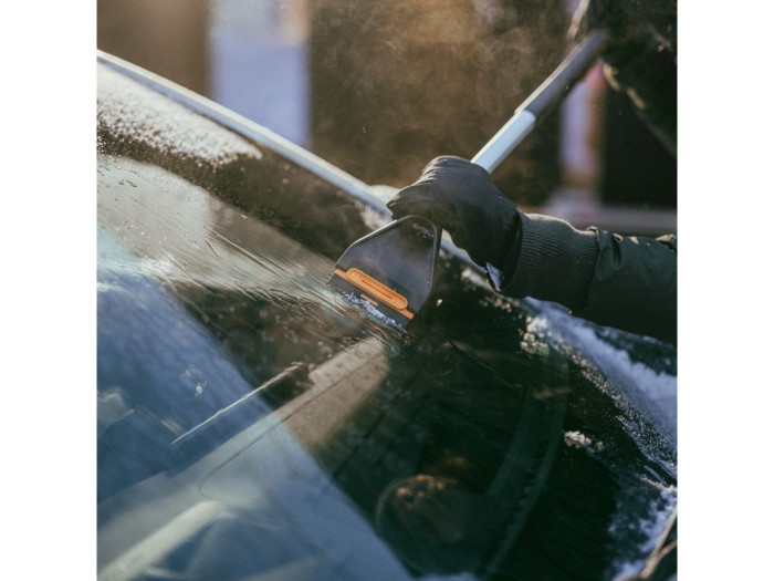 Щетка для снега 76см со скребком Plus FISKARS