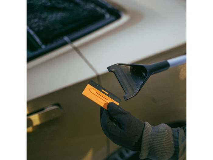 Щетка для снега 76см со скребком Plus FISKARS