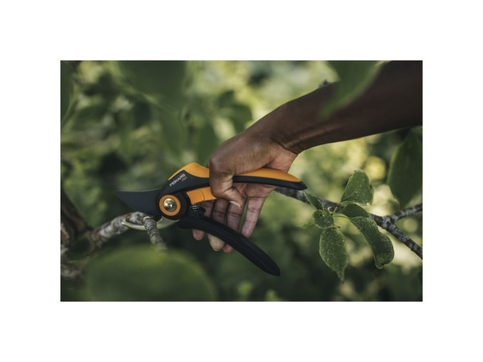 Секатор плоскостной FISKARS Plus P521