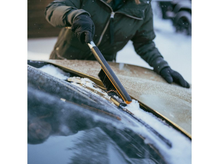 Щетка для снега 63см со скребком Plus FISKARS