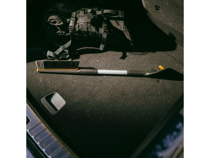 Щетка для снега 63см со скребком Plus FISKARS