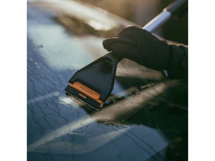 Щетка для снега 63см со скребком Plus FISKARS