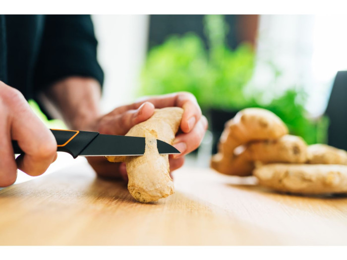 Нож для чистки 8 см Edge Fiskars