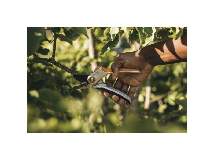 Секатор плоскостной металлический FISKARS Plus P531