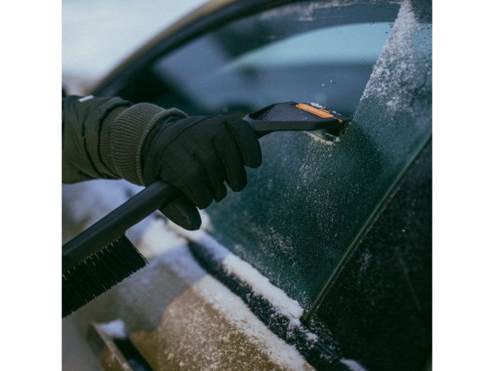 Щетка для снега 47см со скребком Solid FISKARS