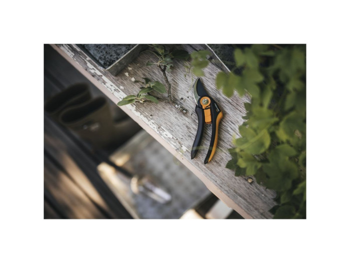 Секатор плоскостной FISKARS Plus Smartfit  P541