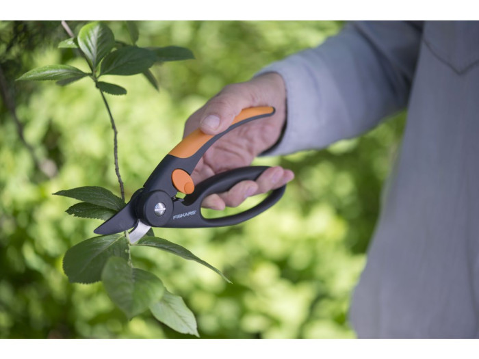 Секатор плоскостной FISKARS Fingerloop с петлёй для пальцев (111440)