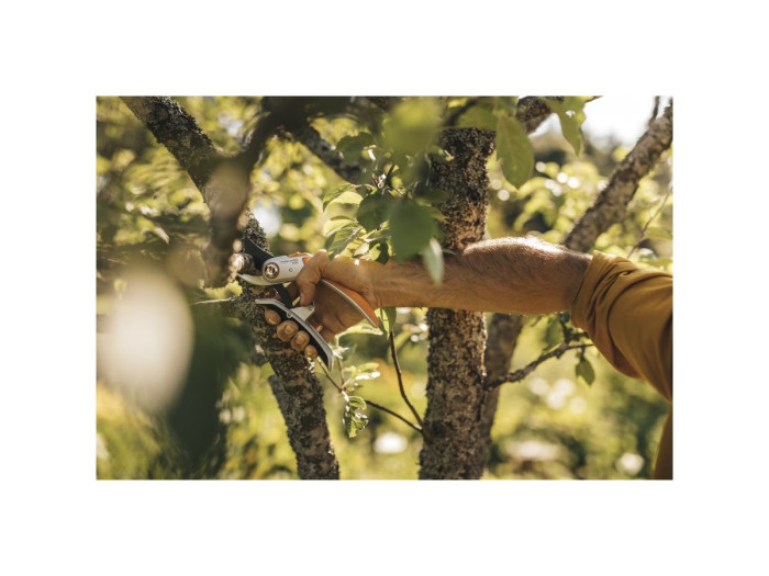 Секатор плоскостной металлический FISKARS Plus PowerLever P751