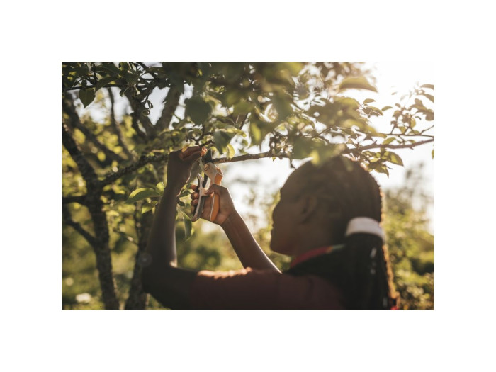 Секатор плоскостной металлический FISKARS Plus PowerLever P751