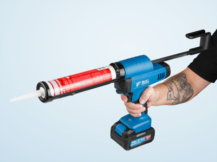 Аккум. пистолет для герметика BULL CG 1860 SET(1х4), сумка, 300/600 мл, 2500 Н, 8,3 мм/с, рег. скор.