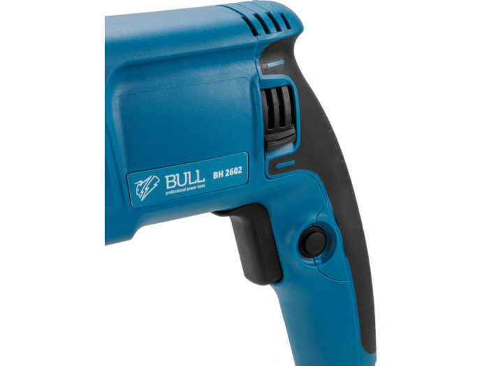 Перфоратор BULL BH 2602 в чем. 800 Вт, 3.0 Дж, 4 реж. + 2 зубила, 3 сверла, БЗП в комплекте