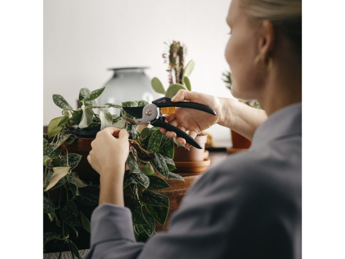 Секатор плоскостной FISKARS Solid P121