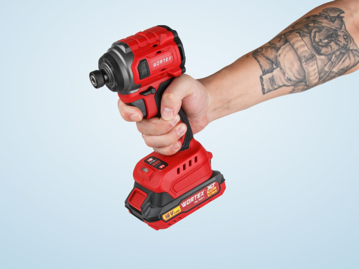 Аккум. ударный гайковерт/винтоверт WORTEX CWR 0218 в чем. XLT 2x2 А*ч, БЕСЩЕТ., 18 В, 220 Н*м