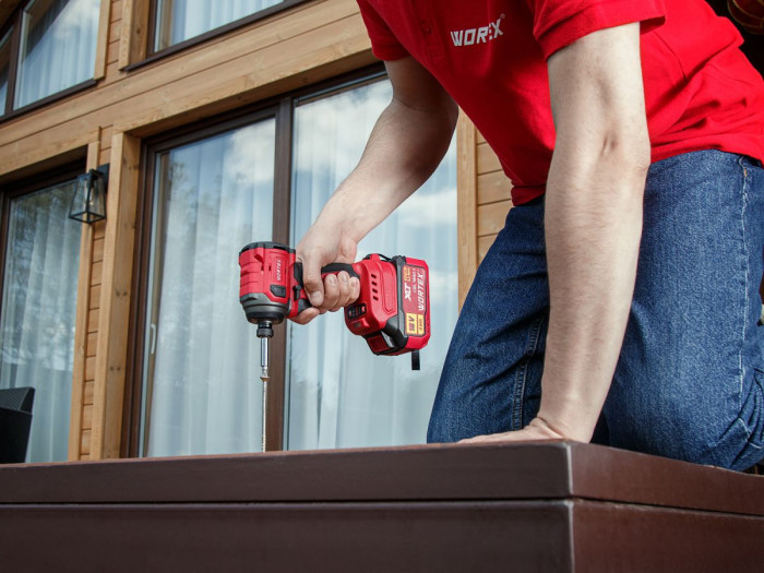 Аккум. ударный гайковерт/винтоверт WORTEX CWR 0218 в чем. XLT 2x2 А*ч, БЕСЩЕТ., 18 В, 220 Н*м